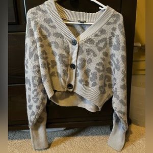 Wild Fable • Cheetah Print Gray Knit Cropped Sweater with Buttons Size M